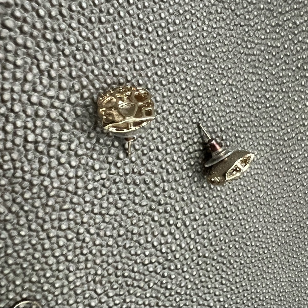 Kendra Scott gold stud very classy and elegant